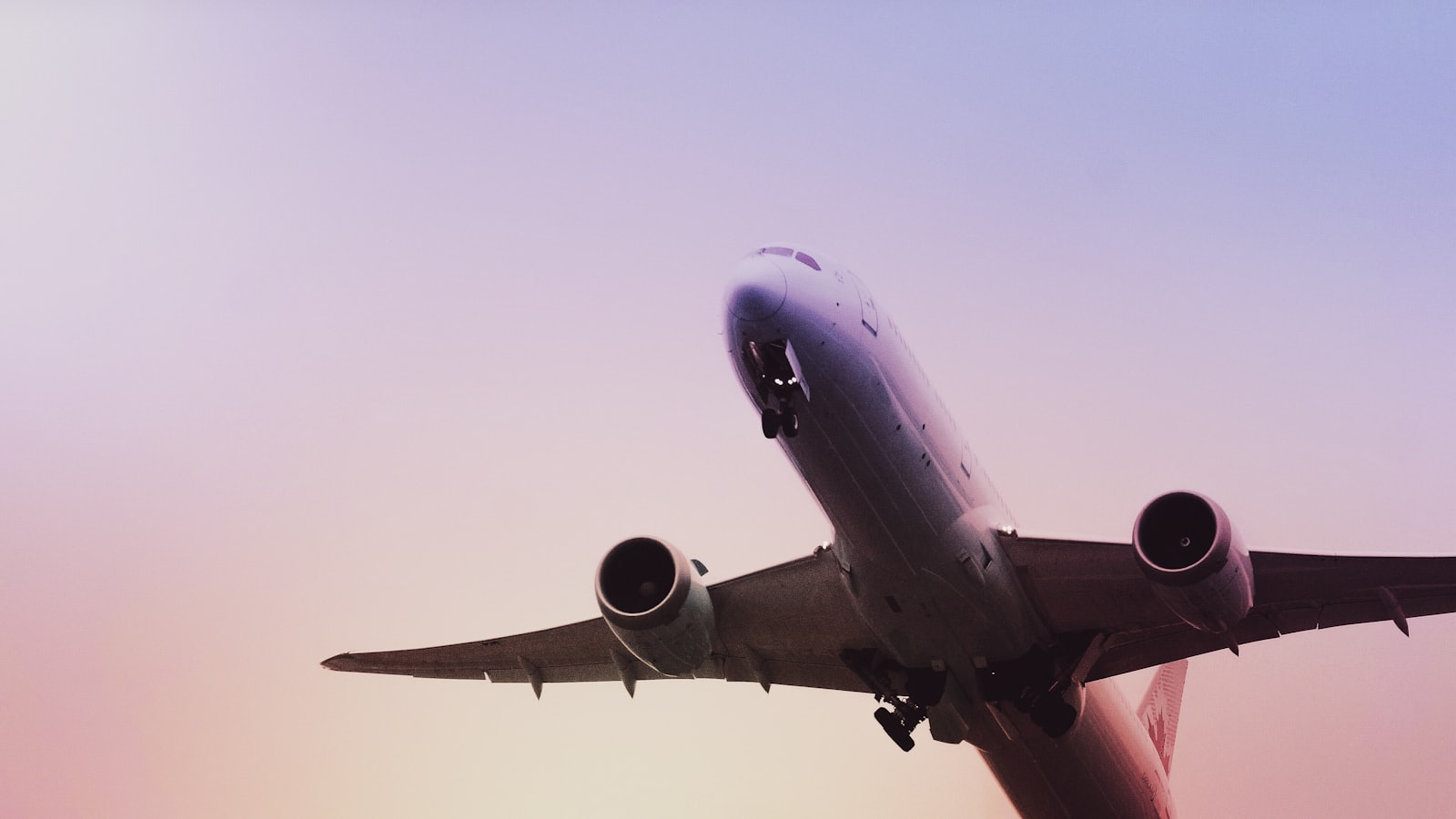 Avião decolando ao entardecer
